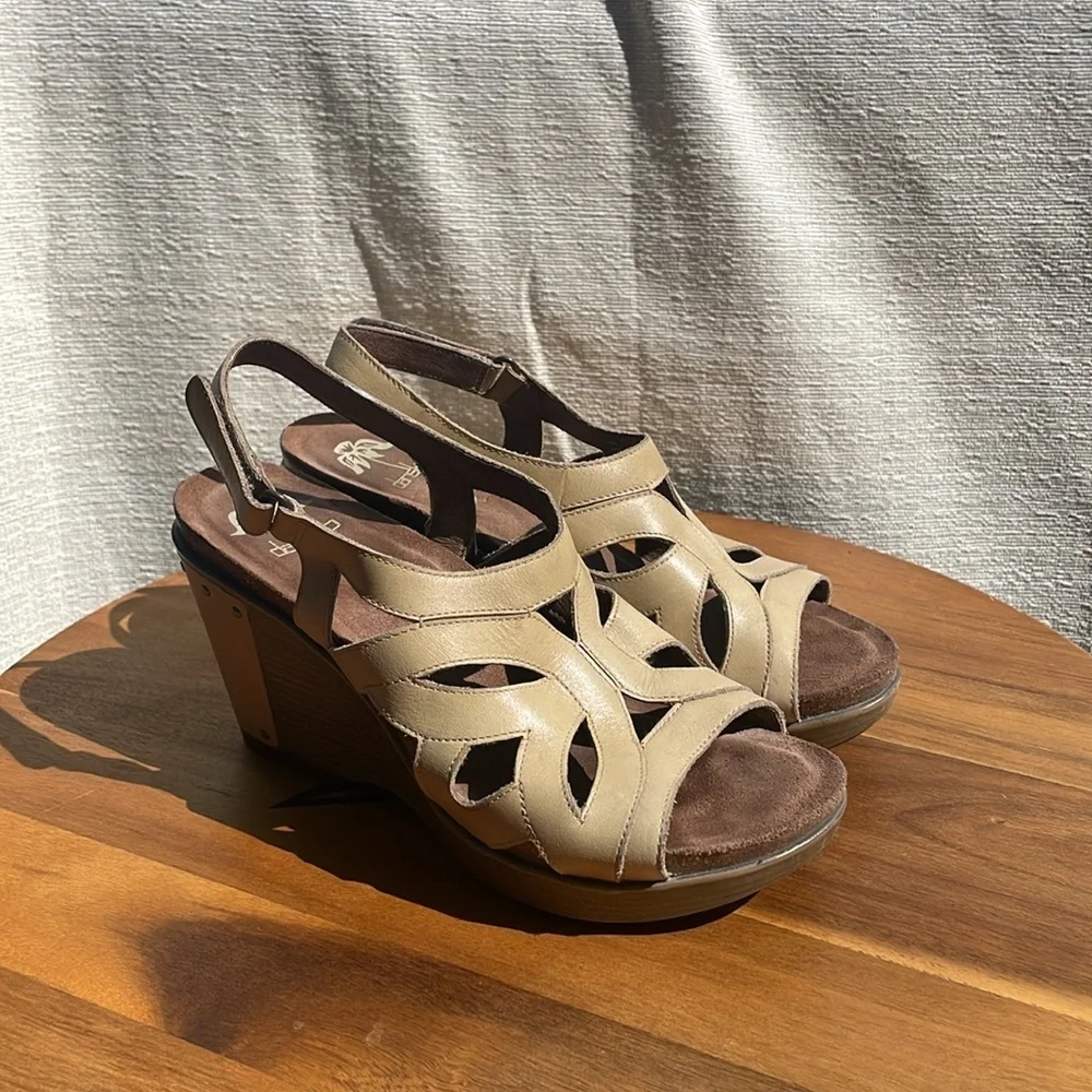 Dansko Women’s Felicia Leather Wedge Sandals Sand Antique Size 38